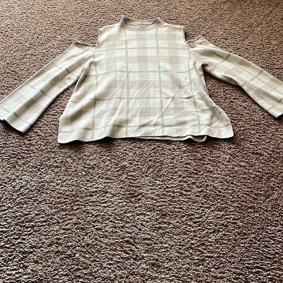 Cold shoulder sweater - Picture 1 of 2